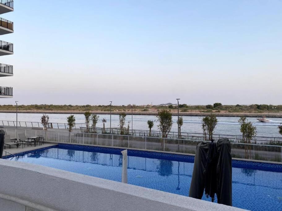 Water's Edge Yas Island Apartment *